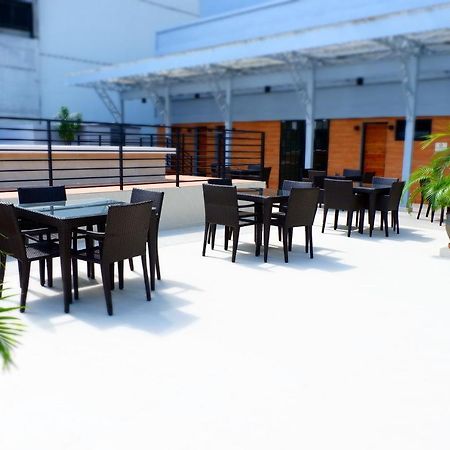 The Charter House Hotell Makati City Exteriör bild