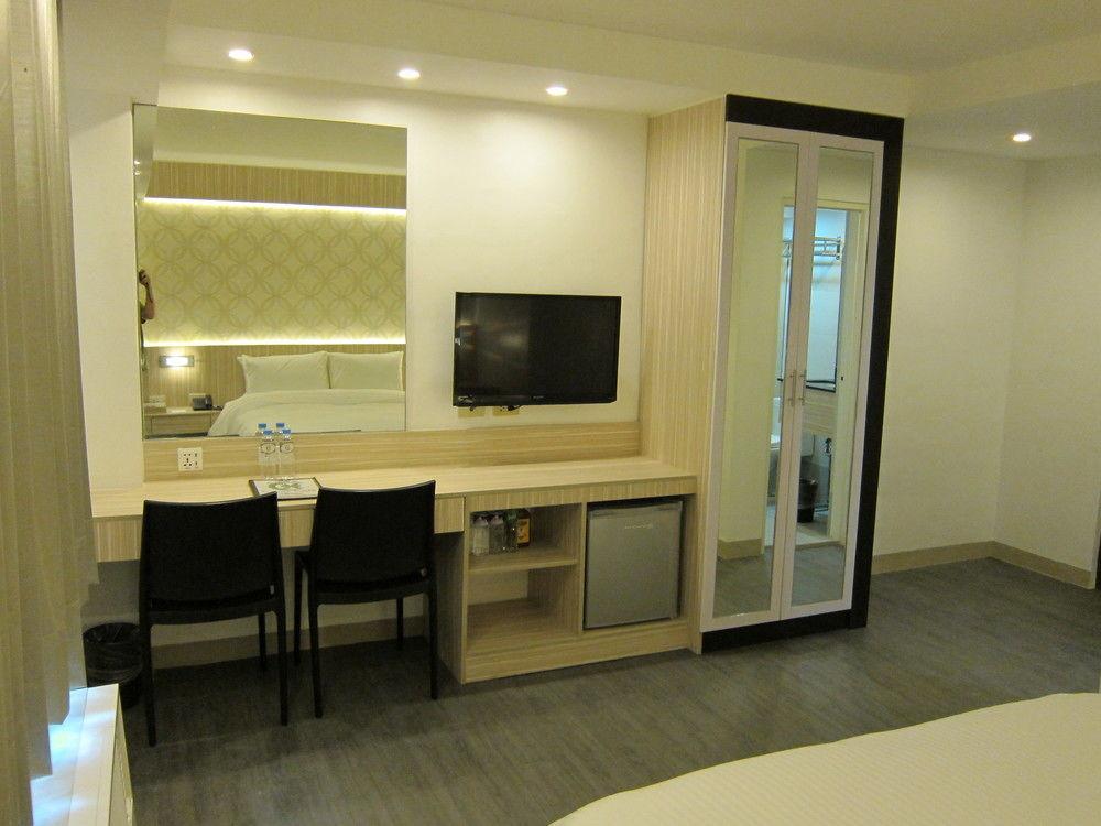 The Charter House Hotell Makati City Exteriör bild
