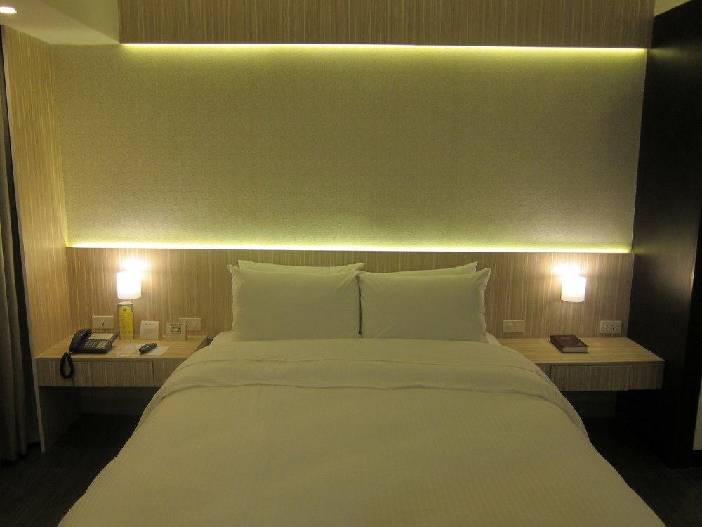 The Charter House Hotell Makati City Exteriör bild