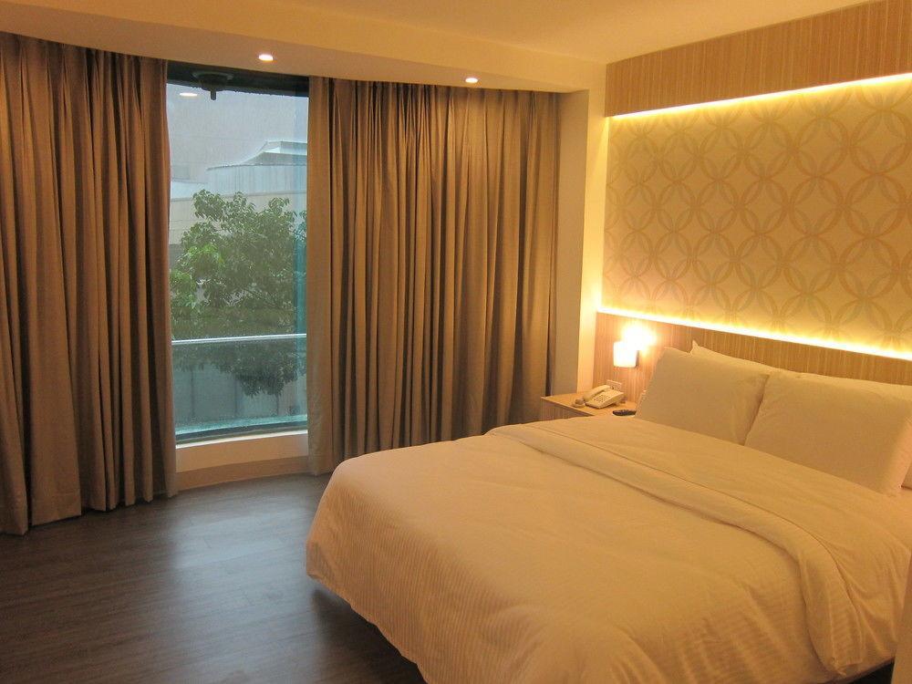 The Charter House Hotell Makati City Exteriör bild