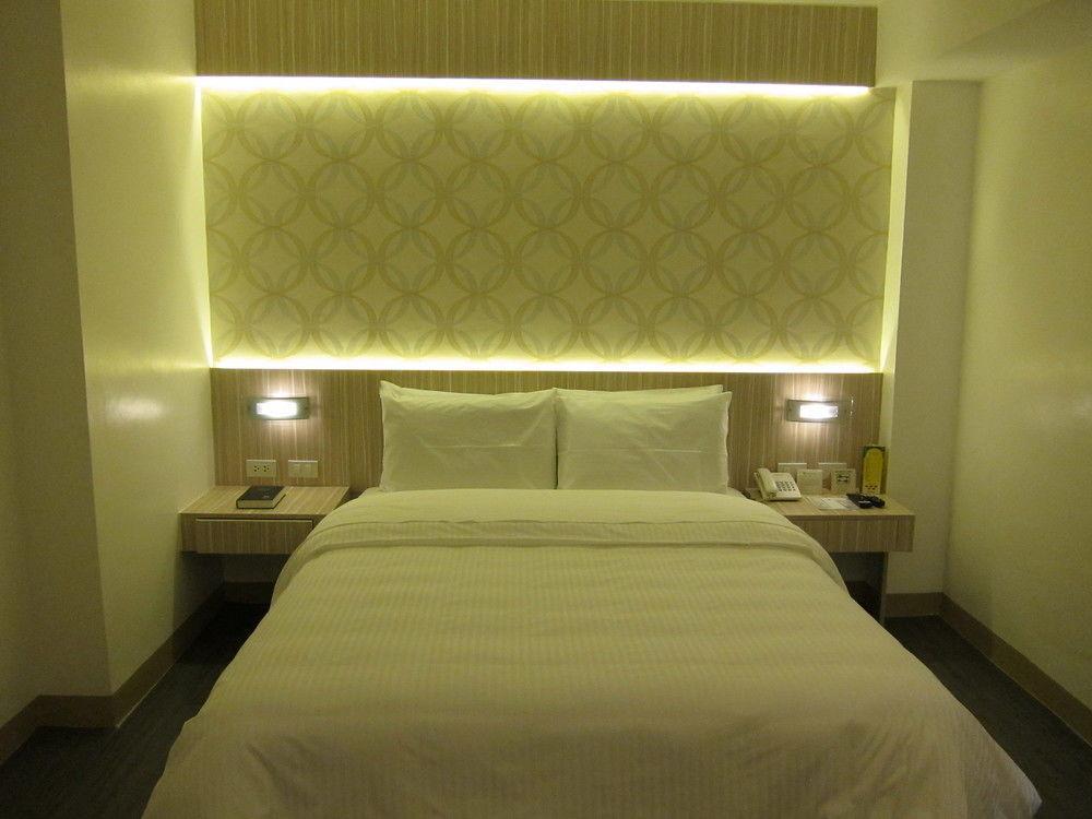 The Charter House Hotell Makati City Exteriör bild