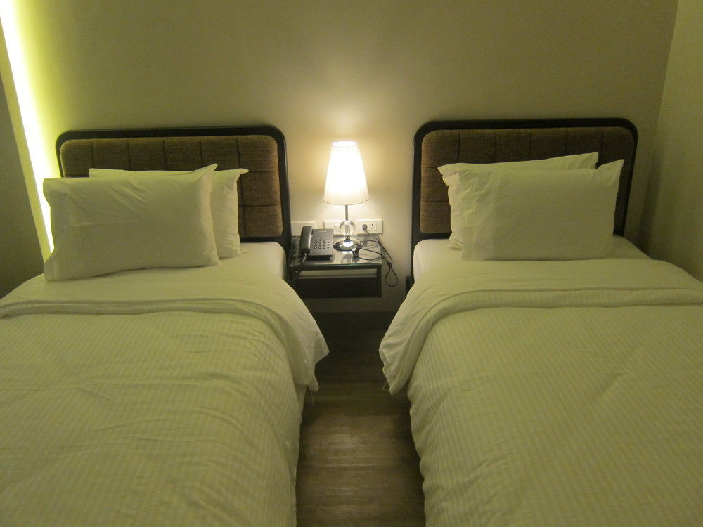 The Charter House Hotell Makati City Exteriör bild