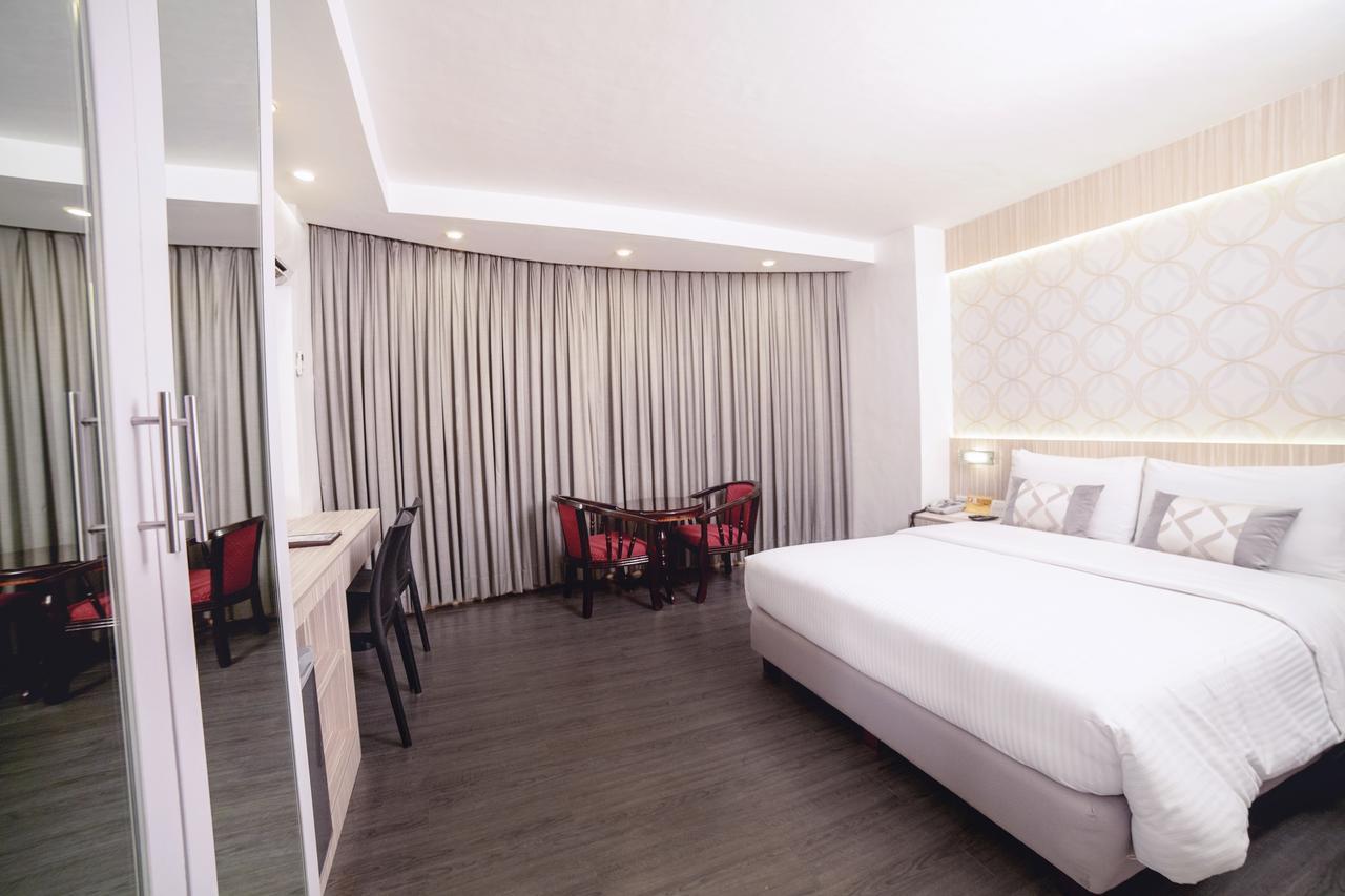 The Charter House Hotell Makati City Exteriör bild