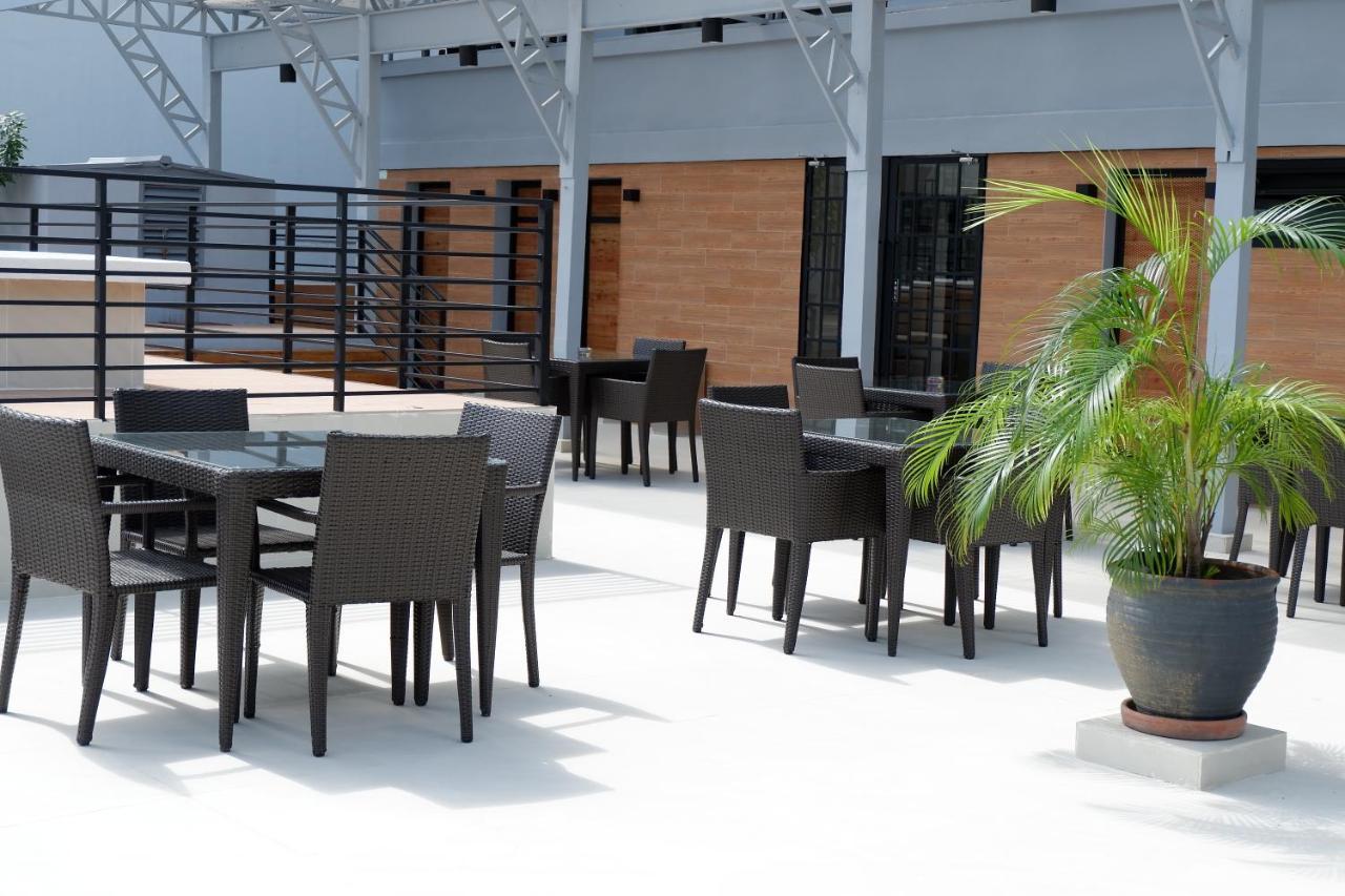 The Charter House Hotell Makati City Exteriör bild